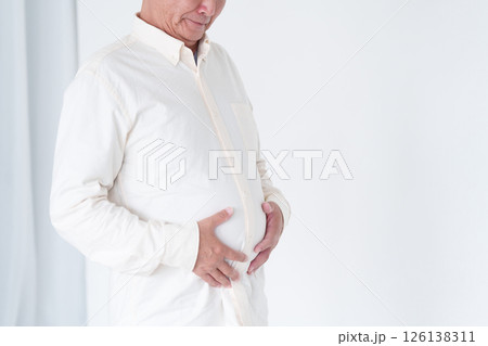 お腹が太るシニア男性 126138311