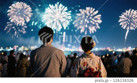日本の夏を感じる、花火を見るカップルの後ろ姿 日本の夏を感じる、花火を見るカップルの後ろ姿 126138326