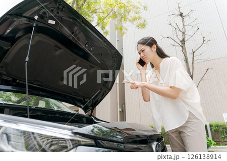 車が故障して困る女性 車が故障して困る女性 126138914