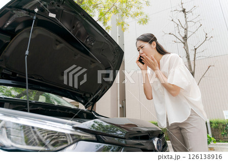 車が故障して困る女性 126138916