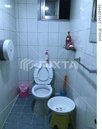 韓国の住宅のトイレとシャワーが一緒の部屋 126138943