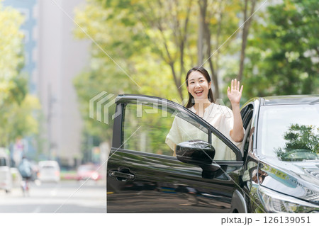 車の前に立つ若い女性 126139051