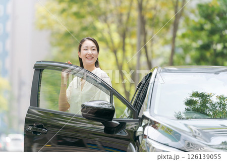 車の前に立つ若い女性 126139055