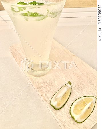 写真素材: ライムを添えた冷たいミントドリンク 写真素材: ライムを添えた冷たいミントドリンク 126139075