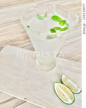 写真素材: ライムを添えた冷たいミントドリンク 写真素材: ライムを添えた冷たいミントドリンク 126139077