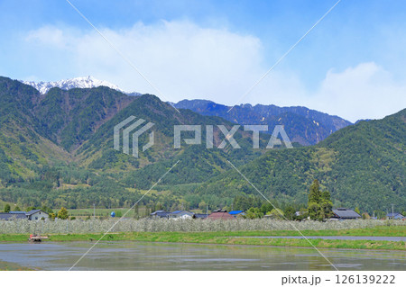 安曇野の春　リンゴの花咲くころ 126139222