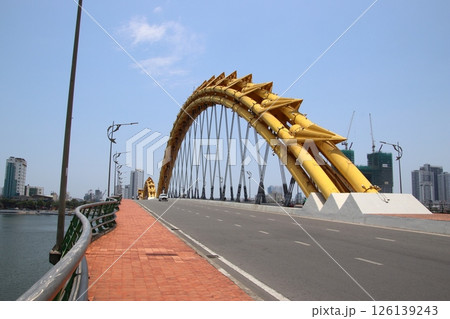 ベトナムダナンのドラゴンブリッジ 126139243