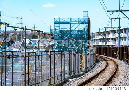 鉄道高架橋工事と既存の線路 東京都 東村山駅周辺 2025.04　d-4 ライトカラー 126139348