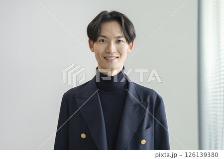カメラ目線で笑顔の30代の男性 126139380
