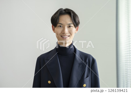 カメラ目線で笑顔の30代の男性 カメラ目線で笑顔の30代の男性 126139421