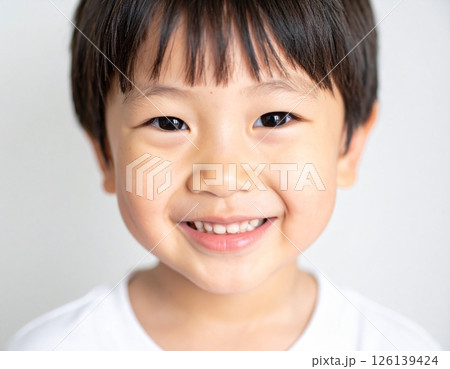 笑顔の幼い男の子のアップ・自然光で明るく清潔な背景 笑顔の幼い男の子のアップ・自然光で明るく清潔な背景 126139424