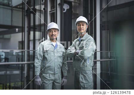 カメラ目線の2人の作業員 カメラ目線の2人の作業員 126139478