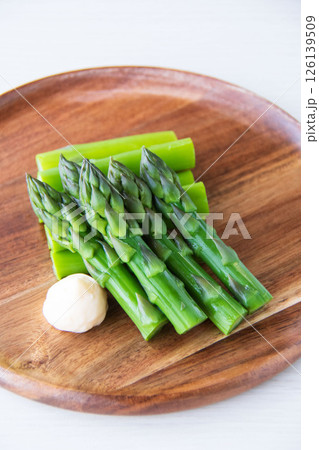 茹でたグリーンアスパラガス 126139509