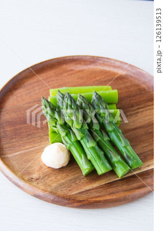 茹でたグリーンアスパラガス 茹でたグリーンアスパラガス 126139513
