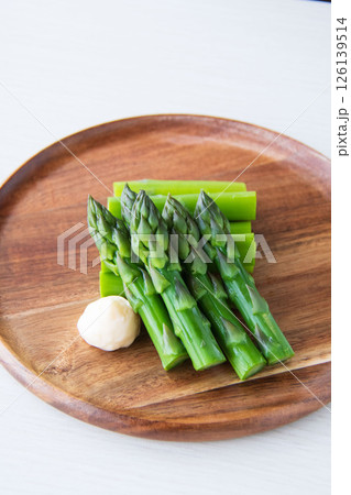 茹でたグリーンアスパラガス 126139514