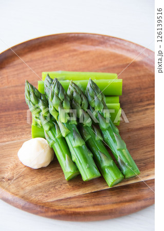 茹でたグリーンアスパラガス 126139516