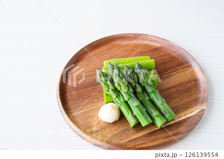 茹でたアスパラガス 126139554