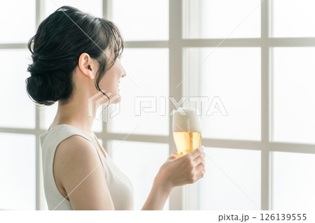 家でビールを昼飲みするアジア人女性(ビールグラス) 家でビールを昼飲みするアジア人女性(ビールグラス) 126139555