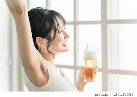 家でビールを昼飲みするアジア人女性(ビールグラス) 家でビールを昼飲みするアジア人女性(ビールグラス) 126139559