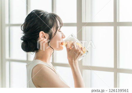 家でビールを昼飲みするアジア人女性（ビールジョッキ） 126139561