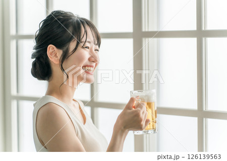 家でビールを昼飲みするアジア人女性(ビールジョッキ) 家でビールを昼飲みするアジア人女性(ビールジョッキ) 126139563