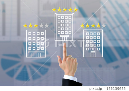 5つ星評価で満点の優良企業を指差しするビジネスマンの手 126139633