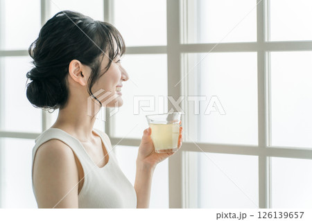 家で朝コラーゲン・プラセンタ・ビタミンC配合の美容ドリンク・美容ジュースを飲むアジア人女性 家で朝コラーゲン・プラセンタ・ビタミンC配合の美容ドリンク・美容ジュースを飲むアジア人女性 126139657