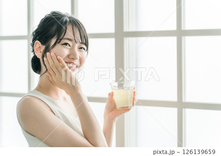家で朝コラーゲン・プラセンタ・ビタミンC配合の美容ドリンク・美容ジュースを飲むアジア人女性 家で朝コラーゲン・プラセンタ・ビタミンC配合の美容ドリンク・美容ジュースを飲むアジア人女性 126139659