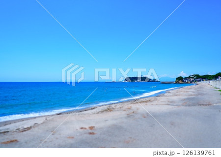 サーファーが波と戯れる夏真っ盛りの湘南・鎌倉の海と、美しい江ノ島の風景で、夏休みのイメージ サーファーが波と戯れる夏真っ盛りの湘南・鎌倉の海と、美しい江ノ島の風景で、夏休みのイメージ 126139761