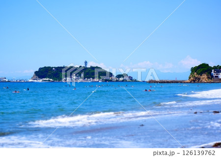 サーファーが波と戯れる夏真っ盛りの湘南・鎌倉の海と、美しい江ノ島の風景で、夏休みのイメージ 126139762