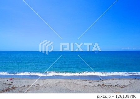 水平線の向こうまで広がる夏の海と青空で、夏休みのイメージ 126139780