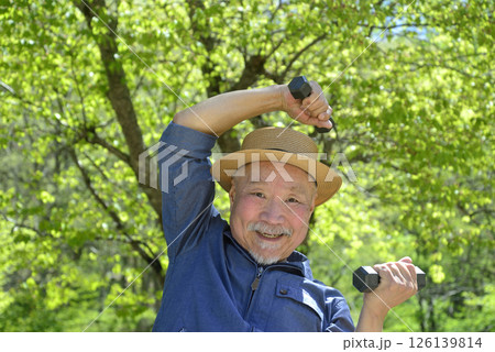 屋外でダンベルを使用して筋トレをしている髭の老人 126139814