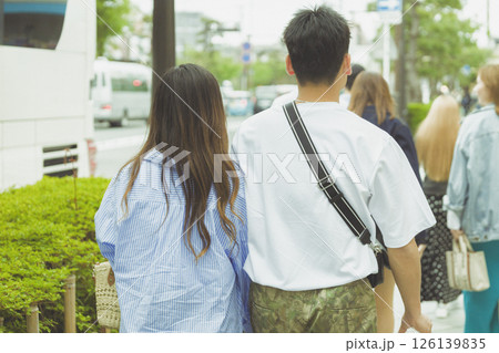 新緑の街中を歩く男女2人 新緑の街中を歩く男女2人 126139835