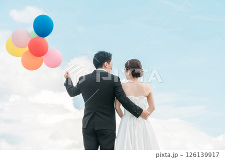風船を持つ新郎新婦の後ろ姿(ウェディング・結婚式・ブライダル・フォトウェディング) 風船を持つ新郎新婦の後ろ姿(ウェディング・結婚式・ブライダル・フォトウェディング) 126139917