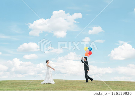 空バックの新郎新婦（ウェディング・結婚式・ブライダル・ロケーションフォト・フォトウェディング） 126139920