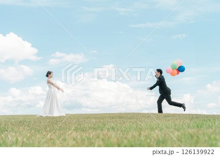 空バックの新郎新婦（ウェディング・結婚式・ブライダル・ロケーションフォト・フォトウェディング） 126139922