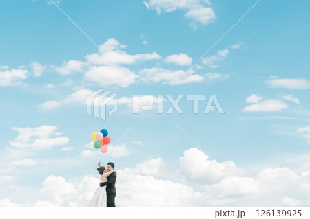 空バックの新郎新婦(ウェディング・結婚式・ブライダル・バルーンリリース・フォトウェディング) 空バックの新郎新婦(ウェディング・結婚式・ブライダル・バルーンリリース・フォトウェディング) 126139925