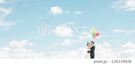 空バックの新郎新婦（ウェディング・結婚式・ブライダル・バルーンリリース・フォトウェディング） 126139926