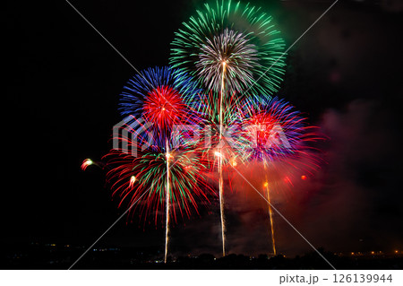色とりどりの花火② 126139944