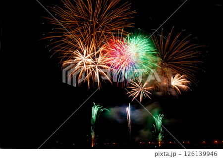 色とりどりの花火④ 126139946