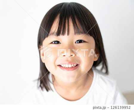 笑顔で見上げる日本の子ども 126139952