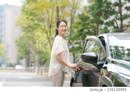 車から降りる若い女性 車から降りる若い女性 126139991