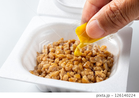 ひきわり納豆にからしをかける ひきわり納豆にからしをかける 126140224
