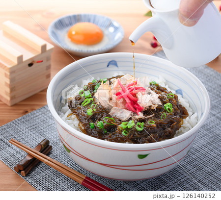 とってもヘルシー♪ もずく丼 126140252
