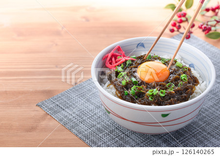 とってもヘルシー♪ もずく丼 126140265