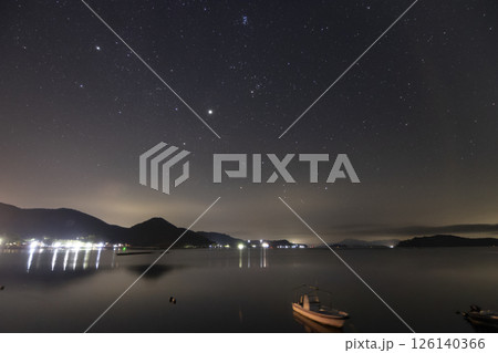 瀬戸内の秋の星景色　漁港の空に昇るオリオン座 126140366