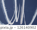 飛行機雲の影が写る空 126140902