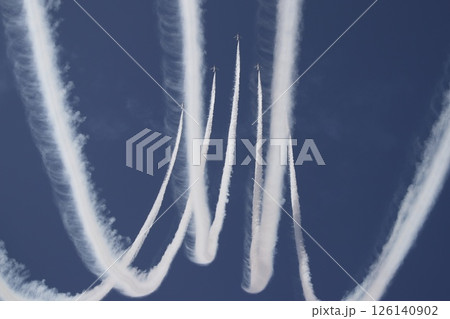 飛行機雲の影が写る空 飛行機雲の影が写る空 126140902