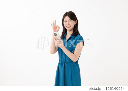 スマホを持つ女性 126140924