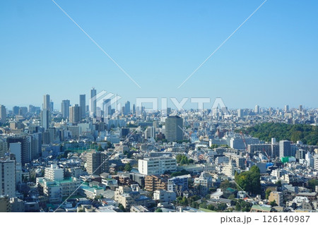 高い建高い建物から見える展望。昼間の東京の街並み。物から見える夕方の東京の街並み。 高い建高い建物から見える展望。昼間の東京の街並み。物から見える夕方の東京の街並み。 126140987